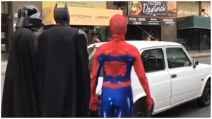 Verdaderos superhéroes: Batman, Spiderman y Darth Vader ayudaron a poner en marcha un vehículo
