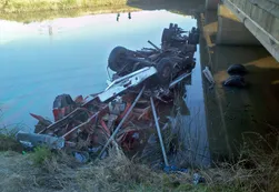 Un camión cayó de un puente en Zárate: el chofer murió ahogado