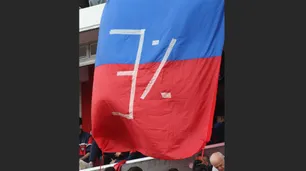 En San Lorenzo también 'jugó' Karina Milei: colgaron una bandera, breve y letal, que decía 3%
