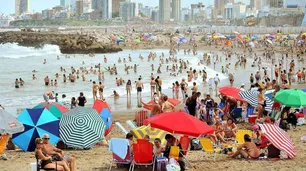 Más turistas y menos gasto en el verano con el dólar a $ 38