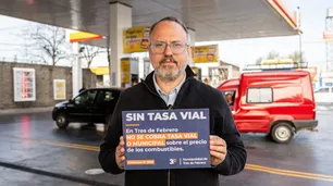 Valenzuela le dice no a la Tasa Vial: su cartel en las estaciones de servicio y el aval de Caputo