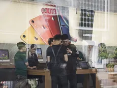 Apple enfrenta otro problema en China por veto de Donald Trump