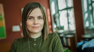 Primera ministra de Islandia se une a marcha por brecha salarial