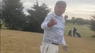 Se compró una casa sin medianera en un country y echó a los gritos a un golfista: "¿Qué haces en mi terreno?"