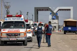 Permiten el paso de 76 palestinos heridos y 335 extranjeros de la sitiada Gaza a Egipto en medio de los bombardeos