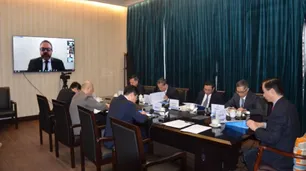 El Gobierno acordó con una empresa china producir vehículos eléctricos y baterías con litio