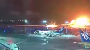 Chocaron dos aviones en Tokio y uno se incendió: hay cinco muertos