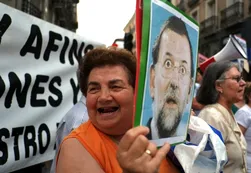 Las denuncias de fondos "negros" para el PP ponen contra las cuerdas a Rajoy