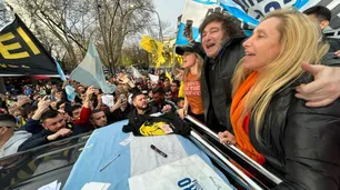 Milei, de caravana en La Plata con Piparo: "Si ganamos la provincia, La Cámpora no tendrá donde esconderse"
