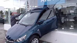 Comodoro Rivadavia: arrancó un auto 0 km dentro de la concesionaria y atravesó la vidriera