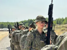 De uniforme, camuflada y armada: la imagenes oficiales de la princesa Leonor en el servicio militar