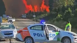 "Peligro extremo" por los incendios en El Bolsón: ruta cortada, evacuados y fuego cerca de una planta de gas