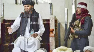 Los talibanes tratan de formar gobierno y enfrentan una resistencia armada