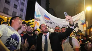 Eduardo Bolsonaro en el búnker de Milei: "Veo un movimiento que me recuerda un montón a lo que pasó en Brasil en 2018"