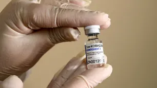 Una primera dosis de la vacuna de AstraZeneca mostró una "protección sostenida" del 76%