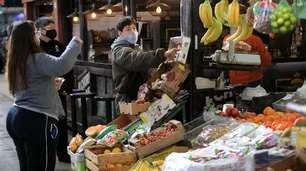 Mientras suben en Argentina, los precios de los alimentos caen a nivel mundial
