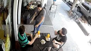 A punta de pistola, le robaron la mochila a un hombre que desayunaba en un bar de Quilmes