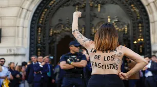 España: feministas semidesnudas y con un cono de papas fritas gigante volvieron a protestar contra Milei