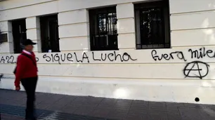 Atacaron la Embajada argentina en Chile y dejaron mensajes contra Javier Milei