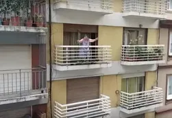 Video | Abuela K respalda a Sabbatella frente a la sede de la AFSCA