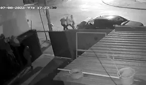 Video: un ex comisario baleó a dos motochorros que intentaron robarle