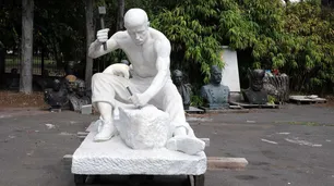 Los 'médicos escultores' del 'hospital de estatuas' porteño