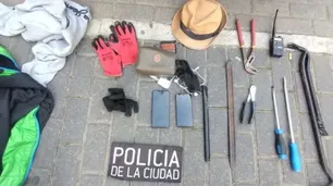 Arrestaron a 2 delincuentes extranjeros en el centro, con un coche robado "preso de los bolardos"