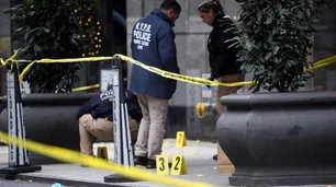 Estados Unidos: asesinaron a balazos al CEO de United Healthcare en la puerta del hotel Hilton