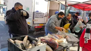 "Pescadazo" en el Congreso: venden pescado de río desde $150 el kilo como protesta