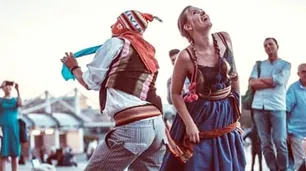 Es cordobés, se llama Jesús y triunfa en Rusia con el folklore argentino