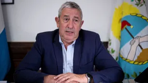 Julio Cobos volvió a presentar el proyecto para cambiar la hora oficial del país "y llevarla al huso horario correcto"