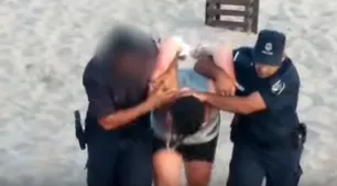 Así se llevó la policía a la pareja que enterró a su hija en la arena
