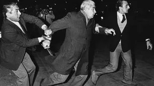 La noche del represor Luciano Benjamín Menéndez y el cuchillo: una foto que hizo historia y la bandera comunista guardada durante 40 años