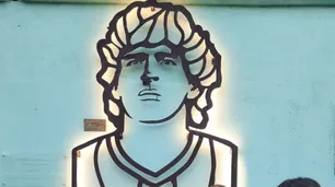 El artista creador de la Evita de la 9 de Julio ahora presenta al "Diego Iluminado"