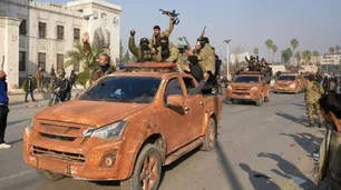 Tensión en Siria: los rebeldes anunciaron el avance hacia Damasco mientras el Gobierno niega una fuga de militares