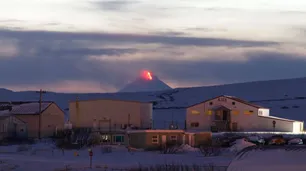 Un volcán en Alaska entró en erupción: declaran alerta roja y advierten a los pilotos