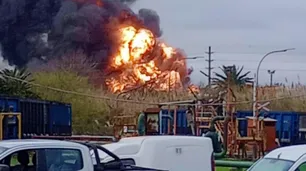 Voraz incendio en la refinería de YPF en Ensenada: fue controlado por 40 bomberos