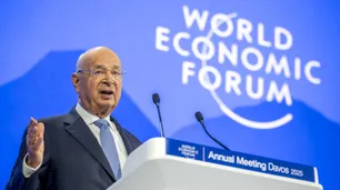 El fundador del Foro Económico Mundial, Klaus Schwab, renunció a la presidencia "con efecto inmediato"