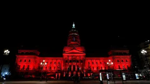 El Congreso se iluminó de rojo por la salud menstrual