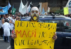 La otra marcha: "Yo caí en la pública", el hombre gato y "Yo no lo voté"