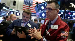 Acciones de EE.UU. cierran sin dirección definida, dólar sube