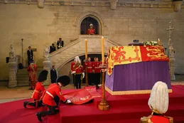 Tensión en el funeral de la reina Isabel II: un hombre se arrojó sobre el ataúd y fue detenido