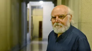 Juan Sasturain, agitando el avispero