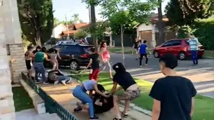 Otra batalla campal en una escuela bonaerense: esta vez entre madres y alumnos en El Palomar