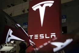 Militares chinos prohíben autos Tesla por inquietud por cámaras