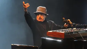 Charly, "La Mona" y Mercedes Sosa: cantantes populares que se animaron a entonar el himno