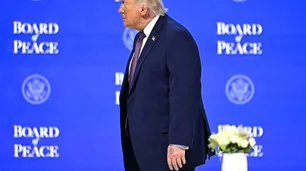 Aspirinas, maquillaje y versiones cruzadas: el misterio de los nuevos moretones de Donald Trump