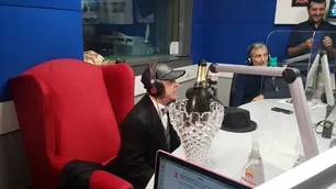 Vestido de gala y con champagne, Norberto Oyarbide debutó en la radio