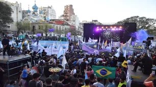 Karina Milei se puso traje "peronista" y movilizó decenas de micros para el acto de Milei en Parque Lezama