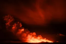 Las infernales imágenes de un volcán sin nombre que arrojó lava hasta 30 metros de altura